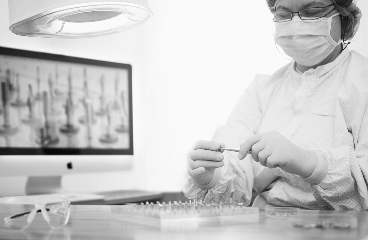 Denti System - nemzetközi márkaépítés - kutató és fejlesztőmérnökök munka közben